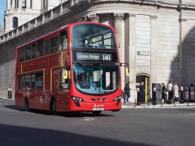 LONDON, İngiltere - CIRCA ECTOBER 2022: Kırmızı çift katlı otobüs 141 Londra Köprüsü