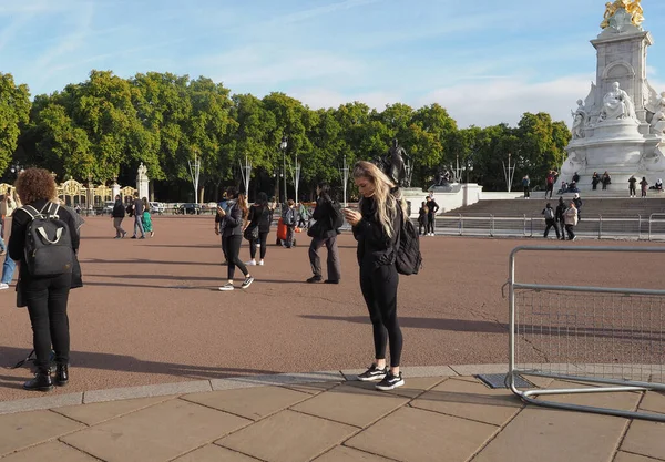London Circa Οκτωβριοσ 2022 Άνθρωποι Μπροστά Από Τις Πύλες Του — Φωτογραφία Αρχείου