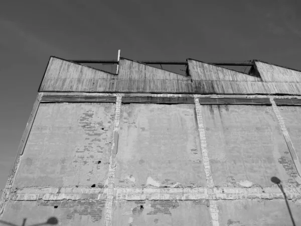 Промышленные Руины Старого Заброшенного Завода Черно Белом Цвете — стоковое фото