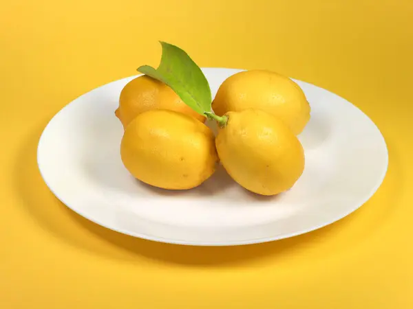 Quatre Citrons Dans Plat Sur Fond Jaune Avec Espace Copie — Photo