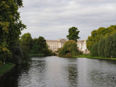 Buckingham Sarayı ve Londra, İngiltere 'deki St. James Parkı.