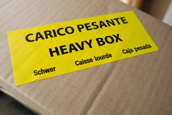 Carico Pesante Μετάφραση Βαρύ Κουτί Γραμμένο Στα Ιταλικά Αγγλικά Γερμανικά — Φωτογραφία Αρχείου