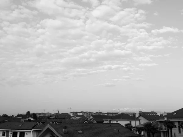 Céu Com Nuvens Úteis Como Fundo Horizonte Urbano Preto Branco — Fotografia de Stock