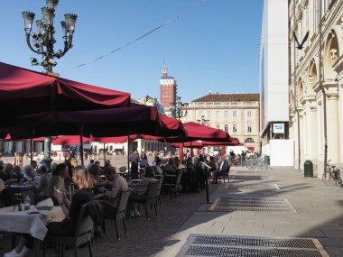 TURIN, İTALYA - CRCA EYLÜL 2022: Piazza San Carlo Meydanı 'ndaki insanlar