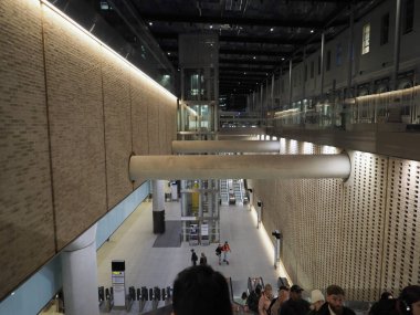 Londra, İngiltere - CIRCA ECTOBER 2022: Elizabeth Hattı üzerindeki Paddington metro istasyonu