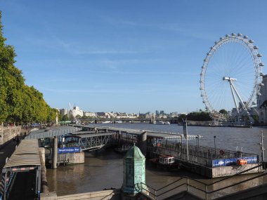 LONDON, İngiltere - CIRCA ECTOBER 2022: Thames Nehri ve Londra Gözü 'nün panoramik manzarası