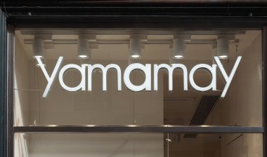 BOLOGNA, İTALYA - CRCA Eylül 2022 Yamamay mağaza önü işareti