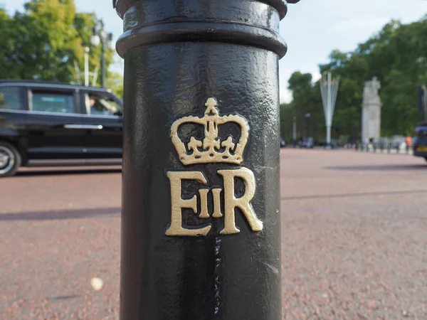 ロンドン イギリス Circa 2022年10月 エリザベス2世のための女王サイファーEiirスタンディング — ストック写真