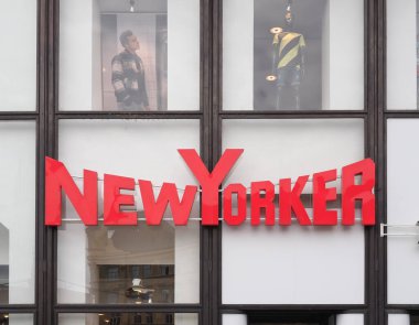 BRNO, CZECH CUMHURİYETİ - CRCA EPTESİ 2022: New Yorker mağaza önü tabelası