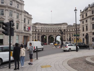 LONDON, İngiltere - CIRCA ECTOBER 2022: AVM ile Trafalgar Meydanı arasındaki Amirallik kemeri