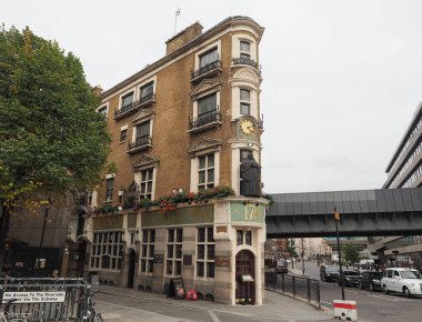 LONDON - CIRCA ECTOBER 2022: Londra 'daki Black Friar Pub