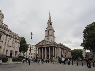 LONDON, İngiltere - CIRCA ECTOBER 2022: Trafalgar Meydanı 'ndaki Tarlalarda Aziz Martin Kilisesi