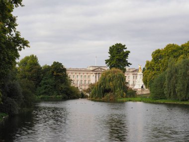 Buckingham Sarayı ve Londra, İngiltere 'deki St. James Parkı.