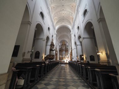 BRNO, CZECH Cumhuriyet - CIRCA EPTESİ 2022: Kostel svateho Jakuba Starsiho çeviri Saint James kilise içi