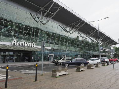 BRATISLAVA, SLOVAKIA - CIRCA SEPTEMBER 2022: Stefanik Havaalanı 'ndan gelenler