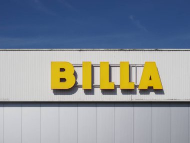 BRNO, CZECH CUMHURİYETİ - CIRCA EPSİM 2022: Billa mağaza önü tabelası