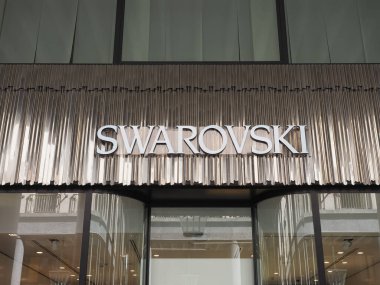 TURIN, İTALYA - CRCA EPTESİ 2022: Swarovsky mağaza önü tabelası