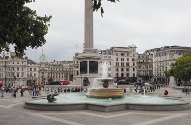 LONDON, İngiltere - CRCA ECTOBER 2022: Nelson kolonu ve çeşmeleriyle Trafalgar Meydanı