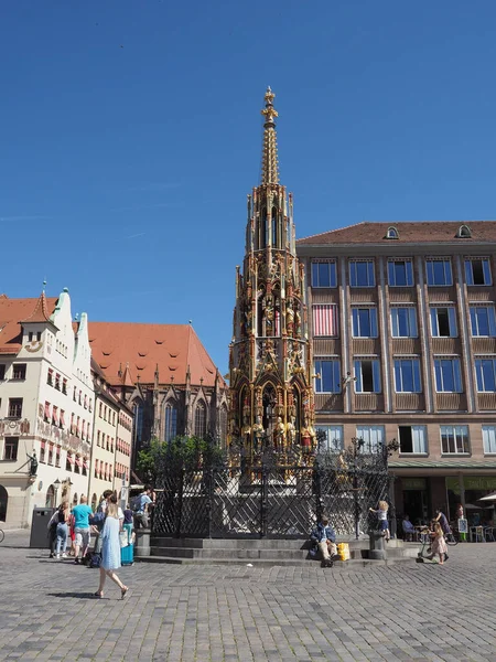 2022年6月9日 德国纽伦堡 14世纪左右肖纳 布伦南翻译美丽的喷泉 — 图库照片
