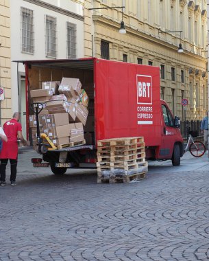 TURIN, İTALYA - SİRKA EYLÜL 2022: BRT kurye minibüsü