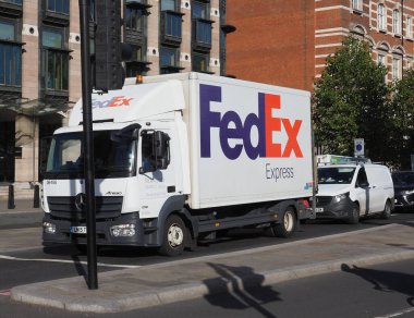 LONDON, İngiltere - CIRCA ECTOBER 2022: FedEx kurye van