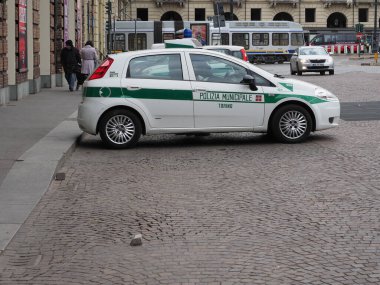 TURIN, İtalya - CIRCA Nisan 2023: Polizia Belediyesi Çevirisi Metropolitan Polis Aracı