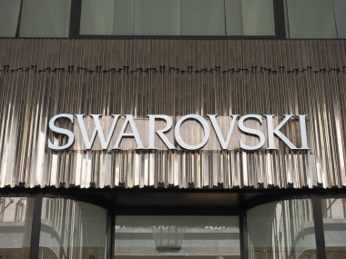 TURIN, İTALYA - CRCA EPTESİ 2022: Swarovsky mağaza önü tabelası