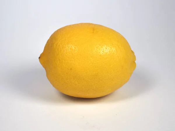 带有复制空间的柠檬脱白色背景 — 图库照片