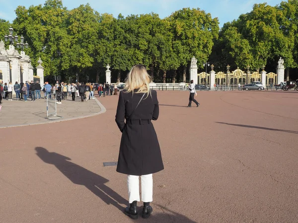 ロンドン イギリス Circa 2022年10月 バッキンガム宮殿王宮前の人々 — ストック写真