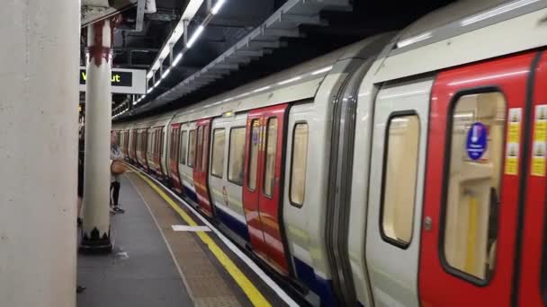 London Großbritannien Juni 2023 Ankunft Der Londoner Bahn Bahnhof — Stockvideo