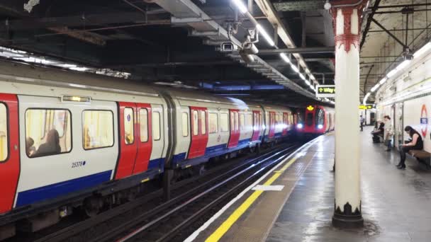 Londen Juni 2023 Ondergrondse Trein Londen Arriveert Station — Stockvideo