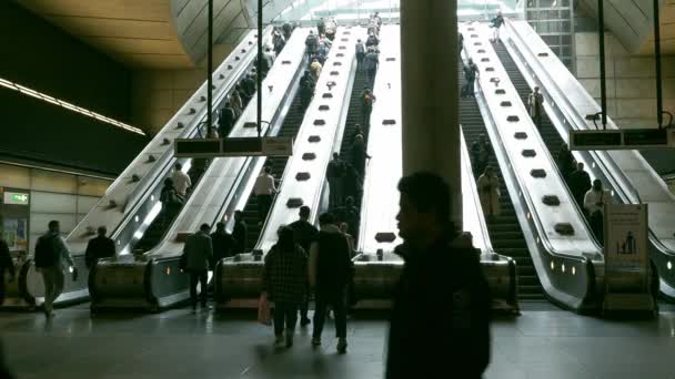 London Ngiltere Haziran 2023 Canary Wharf Metro Istasyonu Yürüyen Merdivenlerindeki — Stok video