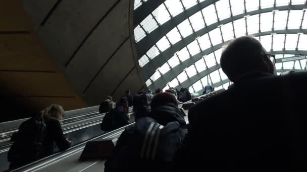 Londen Juni 2023 Mensen Canary Wharf Metrostation Roltrappen Subjectieve Oogpunt — Stockvideo