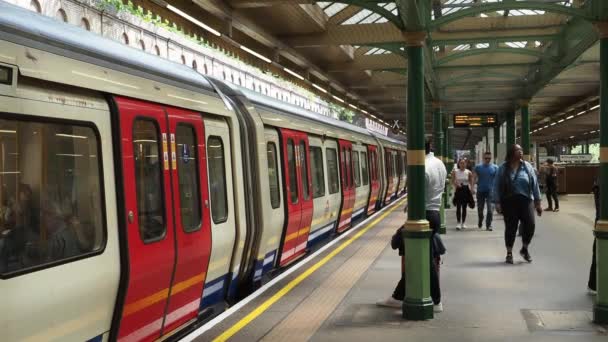 Londen Juni 2023 Trein Metrostation Londen — Stockvideo