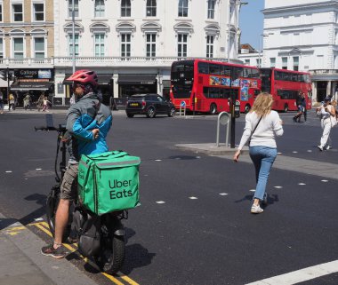 LONDON, İngiltere - 09 Haziran 2023: Uber Bisiklet Yiyor