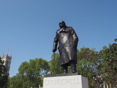 LONDON, İngiltere - Haziran 06, 2023 Winston Churchill 'in Meclis Meydanı' ndaki heykeli 1973 dolaylarında heykeltıraş Ivor Roberts Jones tarafından yapıldı.