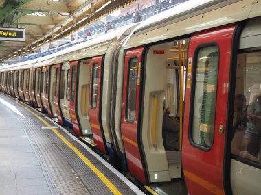 LONDON, İngiltere - 07 Haziran 2023 Londra metro istasyonunda tren