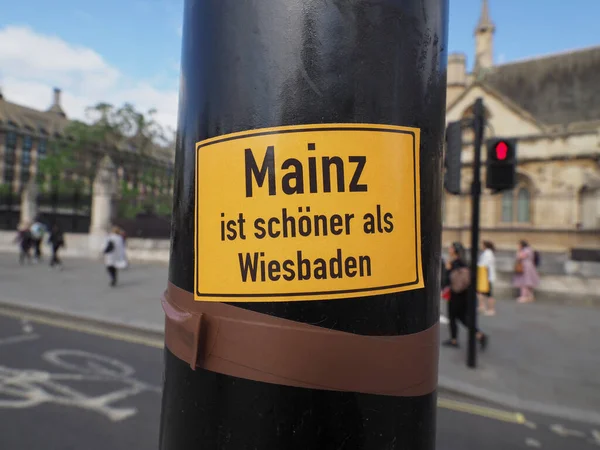 ロンドン イギリス 2023年6月6日 Mainz Ist Schooener Alsヴィースバーデン翻訳Mainzはヴィースバーデンのステッカーよりも美しいです — ストック写真