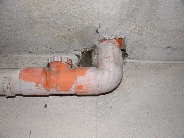 検査キャップ付きオレンジプラスチック下水道管 — ストック写真