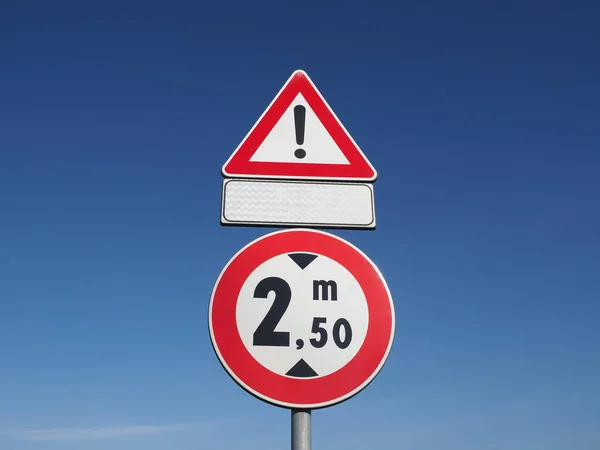 Gefahr Und Höhenbegrenzung Verkehrszeichen Über Blauem Himmel — Stockfoto