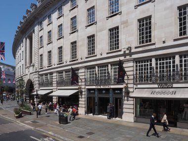 LONDON, İngiltere - 08 Haziran 2023: Regent Caddesi 'ndeki İnsanlar