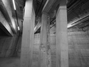 LONDON, UK - Haziran 08, 2023: Tate Modern Sanat Galerisi South Bank elektrik santralinde siyah beyaz