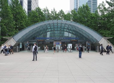 LONDON, İngiltere - 07 Haziran 2023: Canary Wharf metro istasyonundaki insanlar