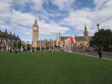 LONDON, İngiltere - Haziran 06, 2023: Westminster 'da Parlamento Meydanı' ndaki İnsanlar
