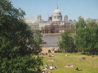 LONDON, İngiltere - Haziran 08, 2023 Thames Nehri 'nin panoramik manzarası