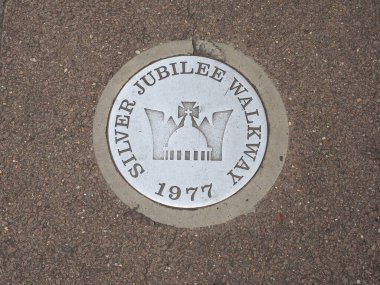 LONDON, İngiltere - Haziran 06, 2023: 1977 dolaylarında Silver Jubilee Walkway tabelası