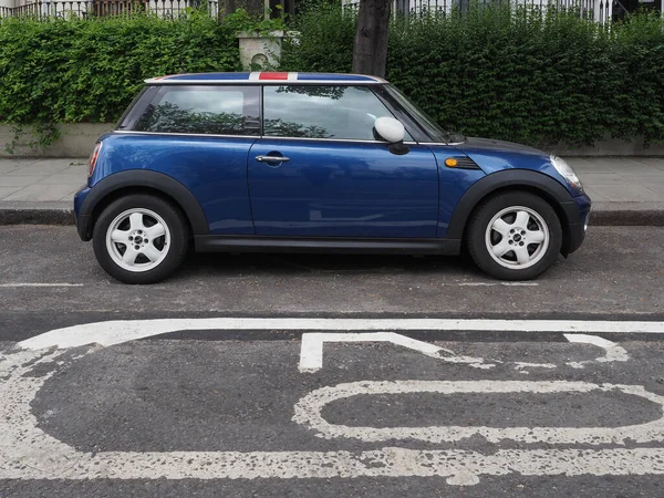Londres Reino Unido Junho 2023 Mini Carro Azul — Fotografia de Stock