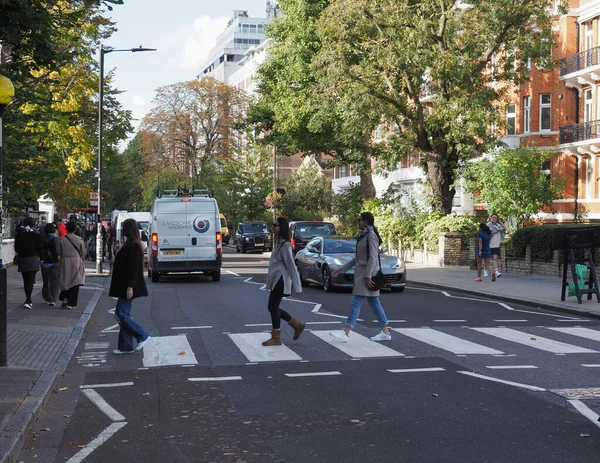 Londen Oktober 2022 Overstekende Abbey Road Zebra Kruising Beroemd Geworden — Stockfoto