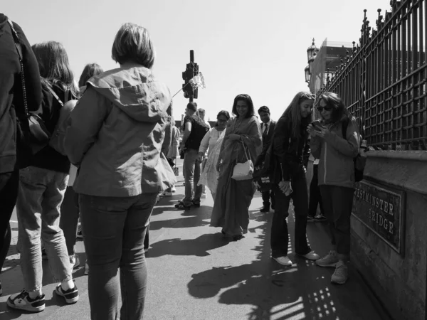 London June 2023 Люди Вестмінстерському Мості Через Річку Темзу Чорно — стокове фото