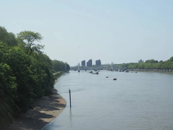 在英国伦敦泰晤士河畔的全景视图 — 图库照片
